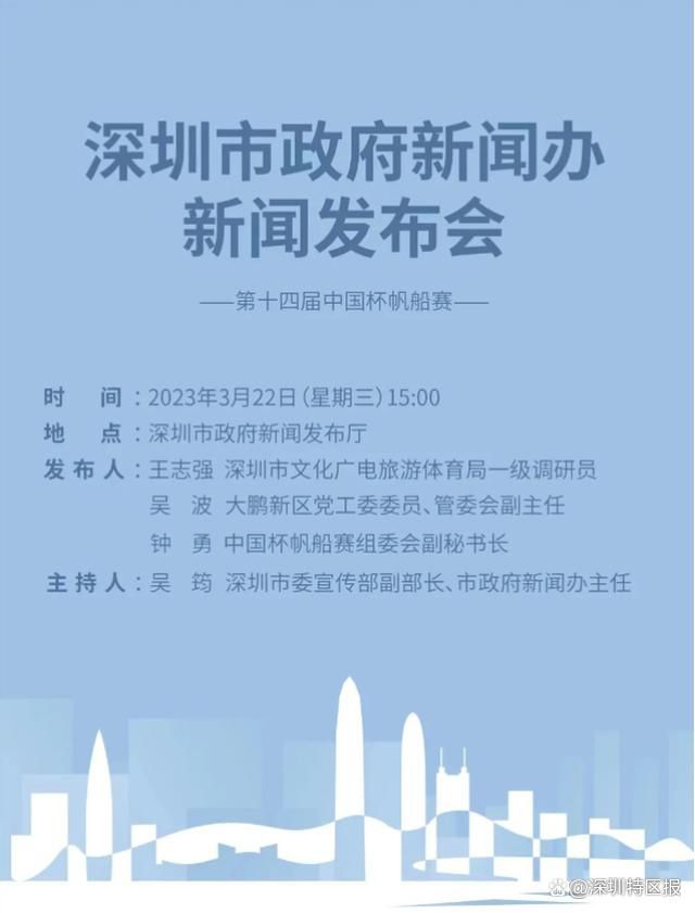 在将行李车交给助手之后陶喆掏出手机边走边发信息，似和女友传情。