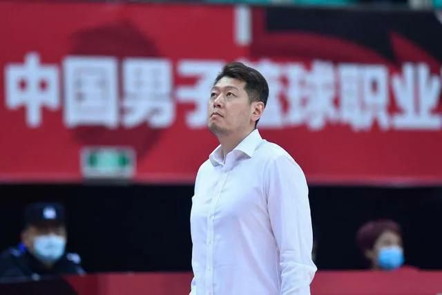 带动高制式影院火热消费被电影率先带火的高制式影厅，据中影科技执行董事、中影CINITY总经理边巍介绍，2025年的春节档的六部影片全部都制作了CINITY版本和CINITY的LED版本，CINITY影厅的整体票房相比较2024年提高了82.6%，场均观影人次达到了107人，整体上座率达到了普通影厅的2.1倍，甚至出现了“特种兵式观影”现象，不少观众选择特意跨城观看CINITY LED版本的影片。