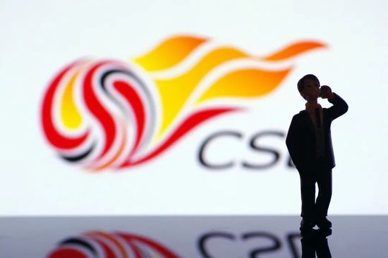 多张“艾莎”在片场大笑和与其他演员互动的照片流出，让人浮想联翩。