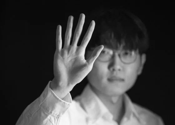 在第四季上半部分中，面对加布里的和阿尔菲两个男人，不确定的感情让艾米丽（莉莉·柯林斯 饰）身心俱疲。