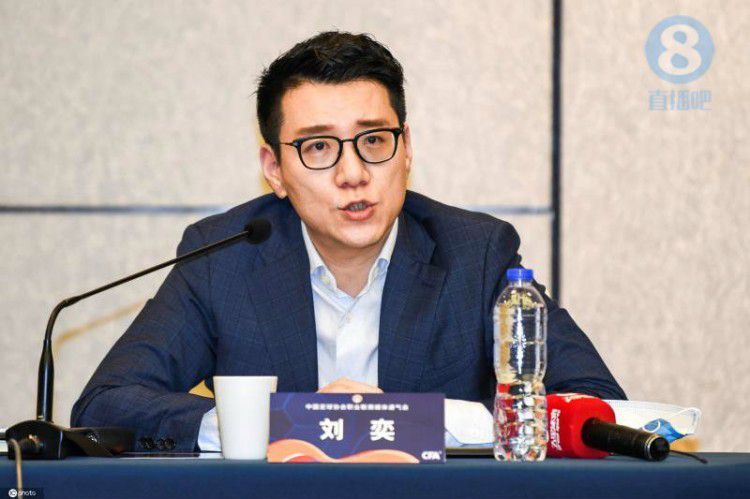 可儿独臂抱娃还能闲庭信步，堪称模范辣妈排名NO.1。