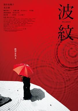 时而身着西装亮相，演绎出别具风格的年代气质。