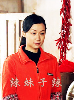 然而兄妹俩却亲眼目睹了父亲被身份不明的人杀害。