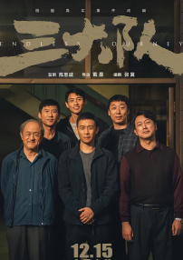 她们彼此扶持，有人晕倒，旁人立刻放下自己的孩子上前搀扶；
