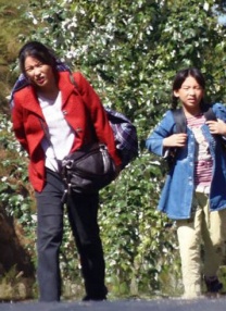 电影《为奴十二年》拿下 麦当娜出席《为奴十二年》首映 卷福、皮特缺席 2013-10-09 当地时间10月8日，纽约林肯中心，电影《为奴十二年》举行了盛大的首映礼，导演史蒂夫·麦奎因，主演迈尔克·法斯宾德、切瓦特·埃加福特、莎拉·保罗森等出席。