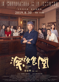 李小璐穿着紧身亮色裤子现身，显得十分娇小而充满时尚感。